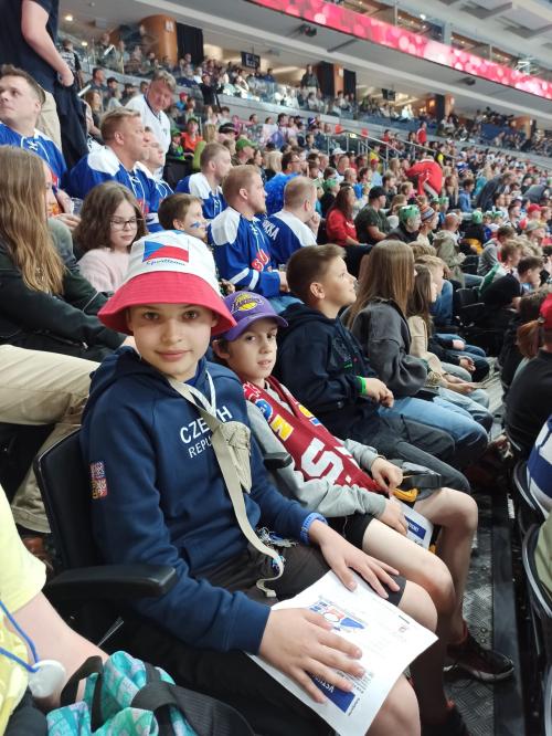Žáci 4.&nbsp;a 5.&nbsp;ročníku fandili v&nbsp;O2 Areně našim hokejistům - 20.5.2024 1